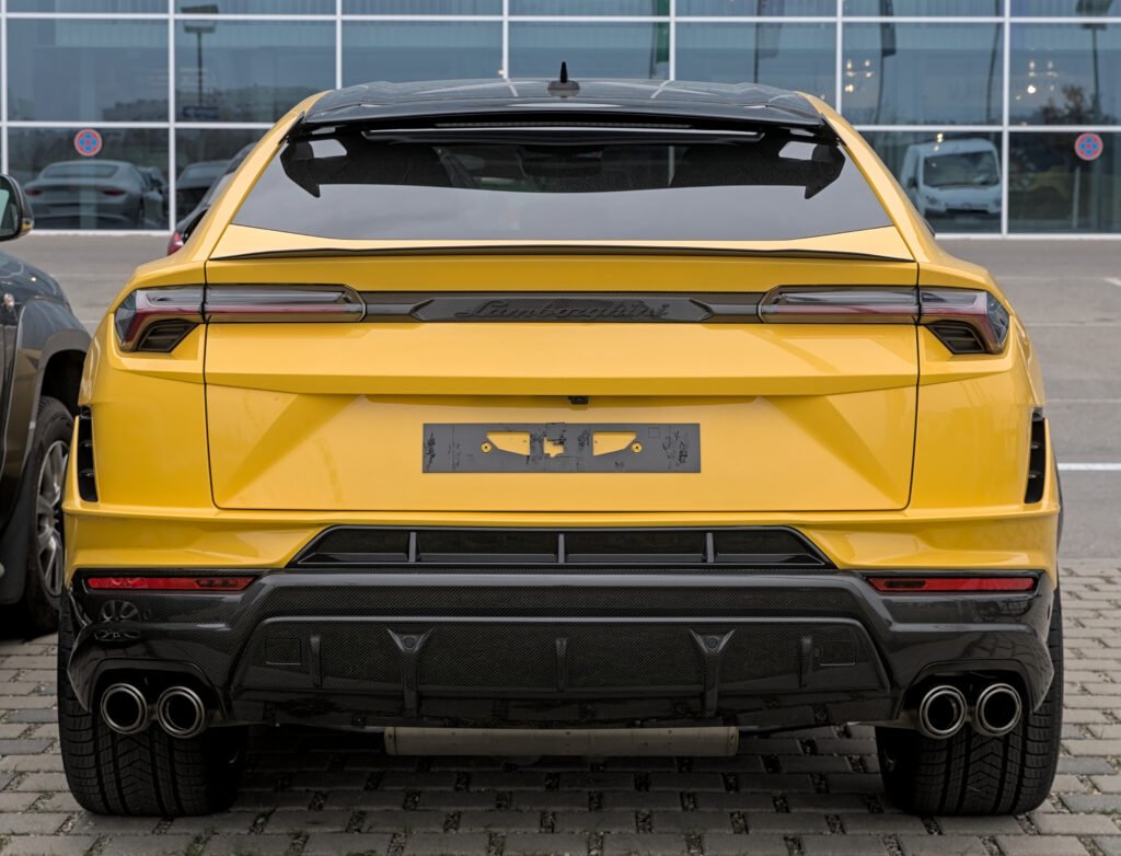 Lamborghini’s New Urus SE Performante Is a Hybrid Super SUV That Actually Makes Sense